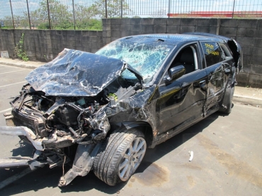 Audi ficou destrudo aps o atropelamento.