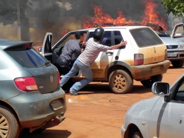 Bandidos que roubaram banco queimaram carro durante a fuga.