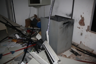 A exploso danificou o local onde estava o caixa eletrnico e o interior do prdio ficou totalmente destrudo. 