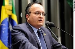 Taques  indicado a prmio de melhor senador de 2011, alm de melhor guardio da segurana jurdic