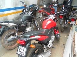 Rapazes so acusados de roubar motos e lev-las para desmanche 