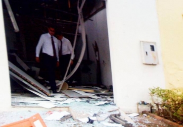 A exploso destruiu o caixa eletrnico e parte do forro do posto do Banco Bradesco 