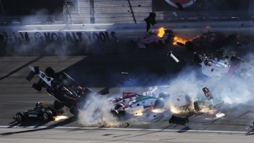 A chocante imagem do incio do acidente envolvendo 15 carros em Las Vegas