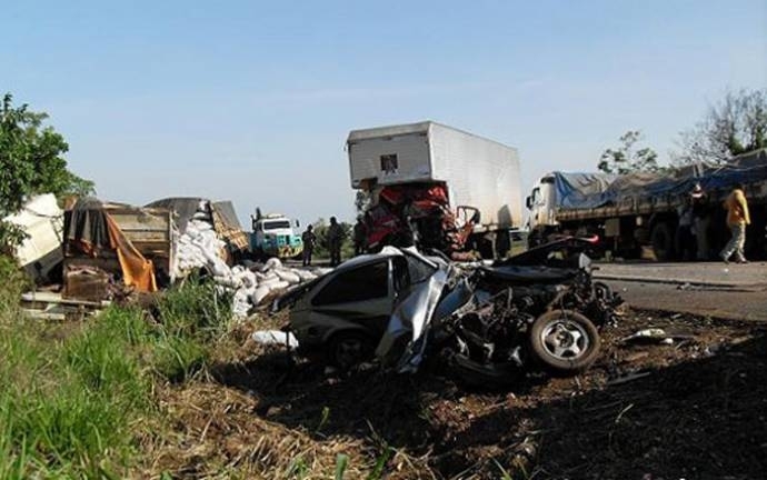 O acidente envolveu quatro carretas e uma picape, na Serra de So Vicente, durante o feriado