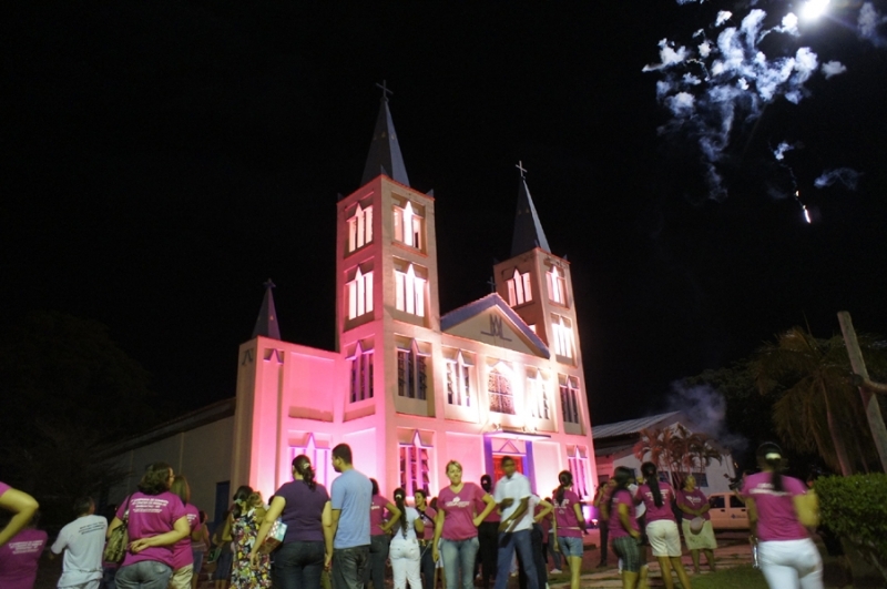 Assim como diversos monumentos no mundo, a igreja matriz de Diamantino ganhou iluminao especial no Outubro Rosa