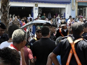 Mais de 100 vendedores ambulantes e cerca de 30 policiais militares entraram em confronto hoje (1)