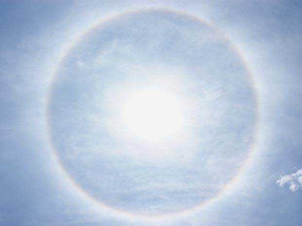 Crculo em torno do Sol visto em Braslia no final da manh desta sexta (30).