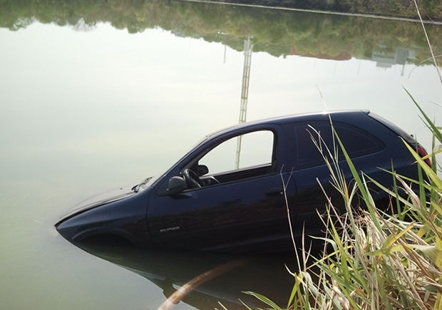 Carro caiu na Lagoa Paiagus, mas ningum ficou ferido.