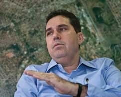 O prefeito interino de Vrzea Grande, Tio da Zaeli, discute o que fazer com o Pronto-Socorro Municipal