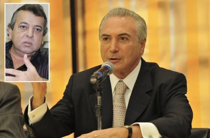 O vice-presidente da Repblica, Michel Temer, abona a ficha de filiao de Dorileo ao PMDB