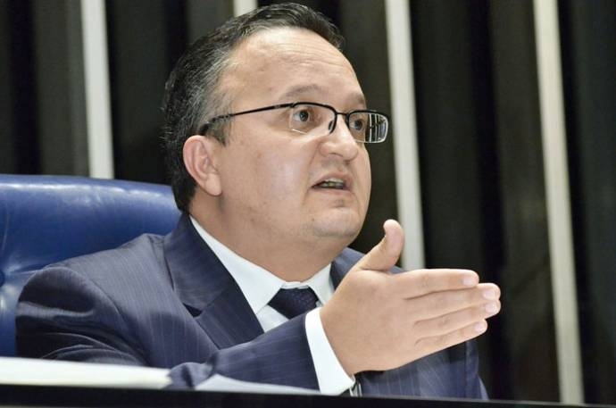 O senador Pedro Taques tenta atrair novas lideranas para o PDT