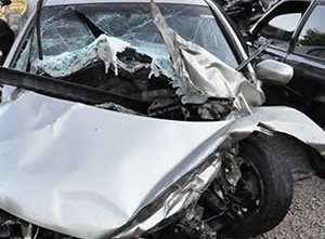 Na fuga, quadrilha destruiu carro de amigo de sertanejos em acidente