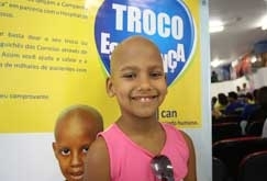 Garota-propaganda da campanha Troco da Esperana terminou tratamento contra leucemia; famlia comemora chance de ajuda