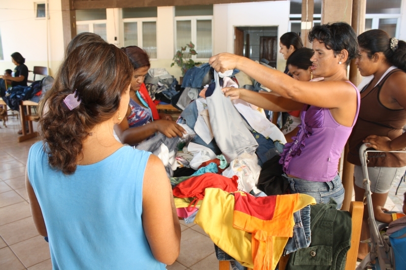 As pessoas que participam das reunies recebem o dinheiro NIS para comprar as roupas e calados no Bazar da Familia.