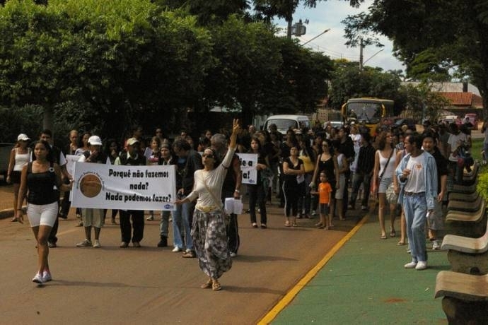 Manifestao feita contra a violncia em Chapada, logo aps o ataque a uma jovem, no final de 2010