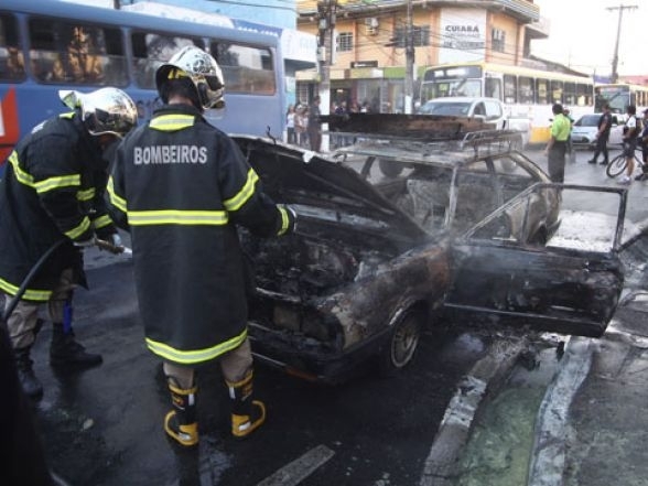 Carro foi destrudo pelo fogo em 9 minutos e congestionou trnsito no centro de Cuiab