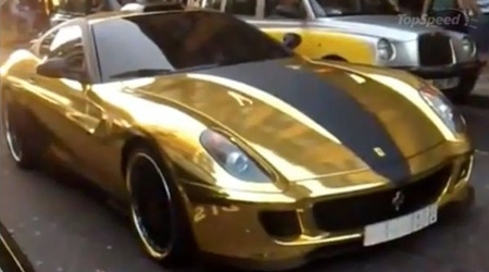 Ferrari de ouro desfila em rua londrina escoltada por um Rolls-Royce