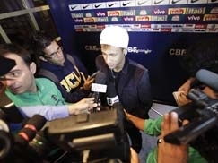 Neymar foi muito assediado em sua chegada na Alemanha e afirmando que confia em um bom resultado contra os alemes