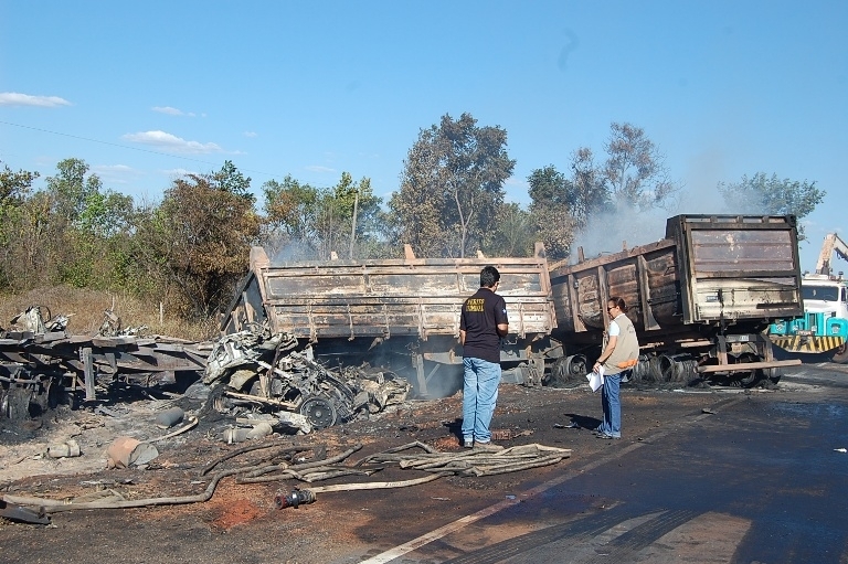 As duas carretas pegaram fogo e trs pessoas morreram carbonizadas, na estrada de Jangada