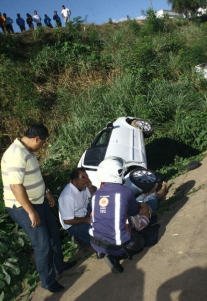 Motorista cai com carro em barranco de cerca de 10 metros fratura clavcula