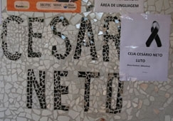 No muro da escola o aviso de luto: estudantes da Cesrio Neto ficaram revoltados com o assassinato e reclamaram da falta