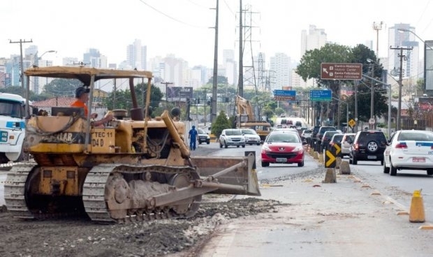 Obras do binrio das ruas Chile e Guabirotuba: atrasos e incompatibilidades entre as medies e os servios efetivamente