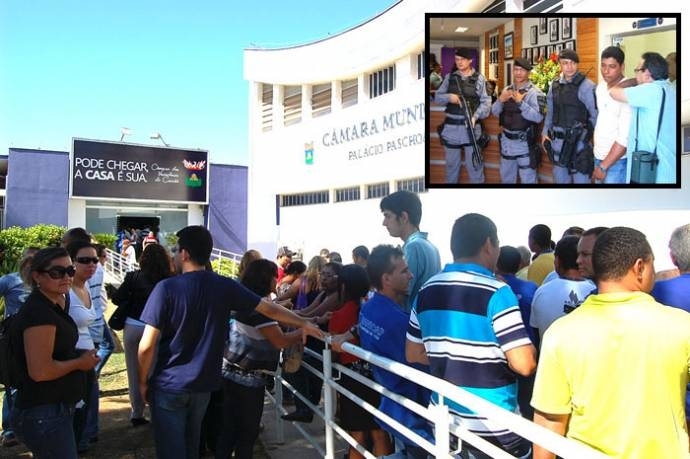 Servidores invadem a Cmara, em protesto contra a privatizao da Sanecap; PM foi chamada