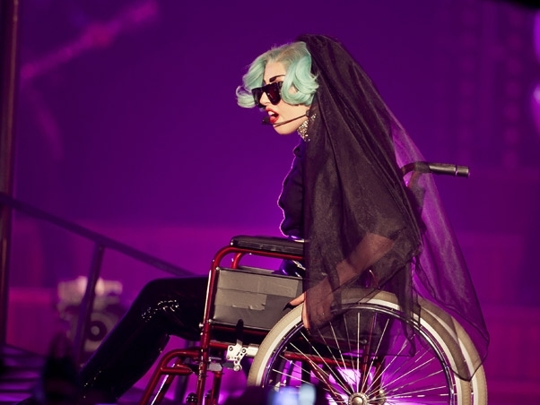 Em um dos nmeros, Lady Gaga cantou em uma cadeira de rodas