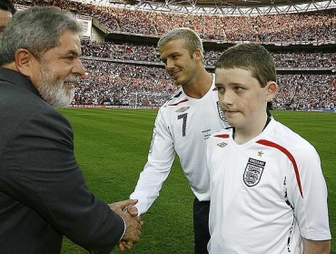Robert Sebbage observa Lula cumprimentando o meia David Beckham antes de amistoso entre Brasil e Inglaterra, em Wembley