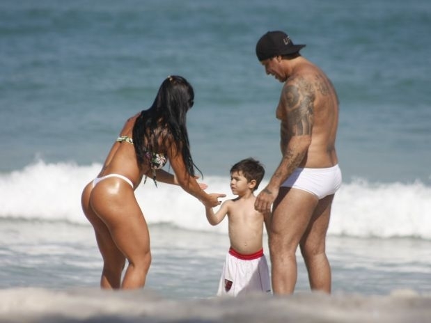 Alexandre Frota foi  praia da Barra da Tijuca com a namorada e o filho dela