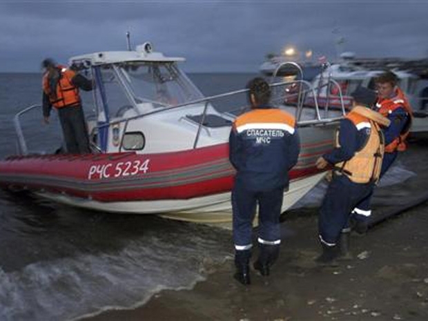 Barcos tentam localizar sobreviventes no rio Volga neste domingo (10)