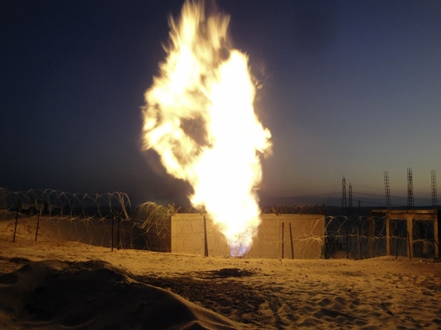 Labaredas vistas nesta segunda-feira (4) aps exploso em gasoduto no Egito