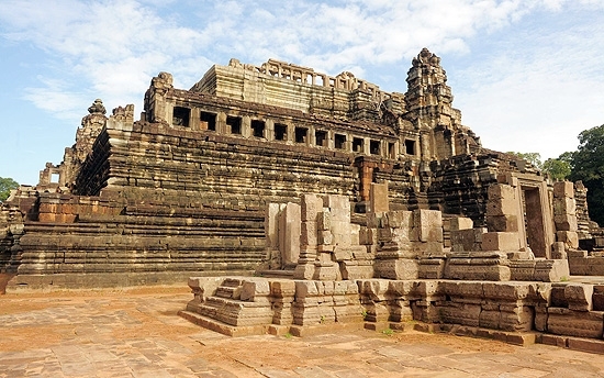 O antigo templo de Baphuon, em Angkor, no Camboja, foi reaberto aps uma reconstruo que durou dcadas