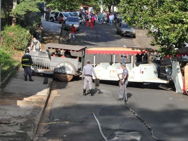 Vinte e cinco pessoas ficaram feridas aps o trem turstico que as transportava tombar em Piracicaba