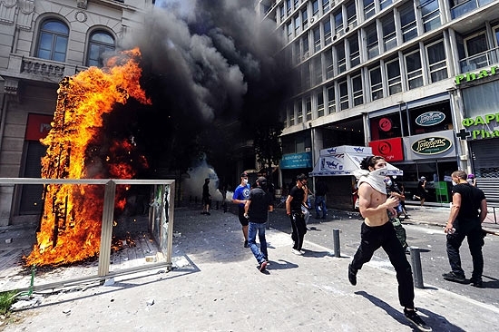 Manifestantes fogem da polcia durante confrontos em Atenas; greve contra pacote de austeridade