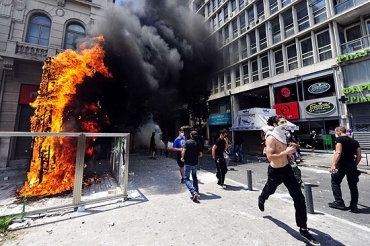 Manifestantes fogem da polcia durante confrontos em Atenas; greve contra pacote de austeridade