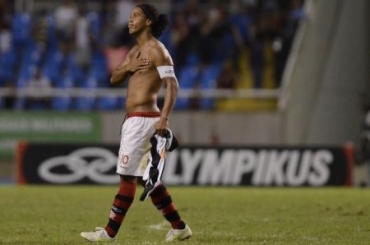 Ronaldinho foi ovacionado no Engenho aps a goleada do Flamengo