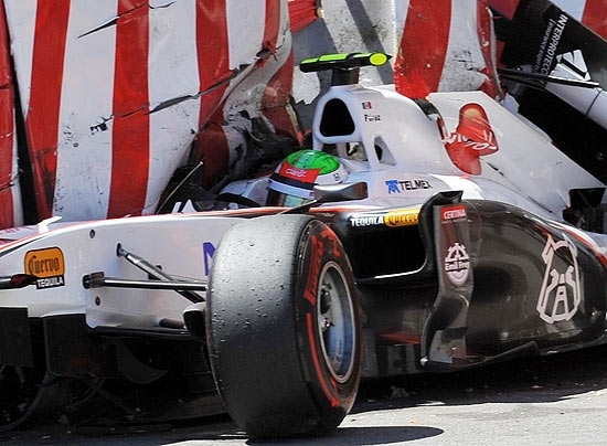 O piloto Sergio Perez, da Sauber, aps batida na mureta de proteo do GP de Mnaco