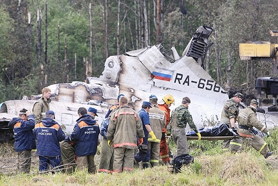 Equipes de resgate carregam um dos 44 mortos na queda do Tupolev-134; me dos jovens morreu na tragdia