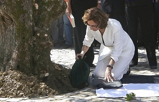 Pilar del Ro, viva do escritor Jos Saramago, deposita as cinzas do escritos em uma oliveira