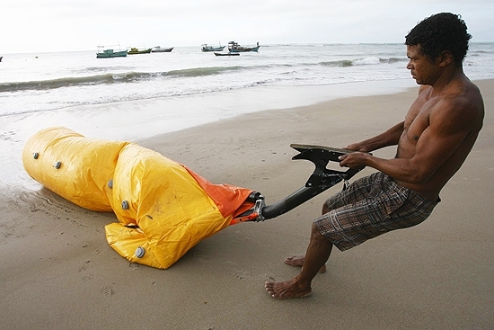 Pescador retira do mar destroos do helicptero que caiu em Carava (BA) ontem  noite