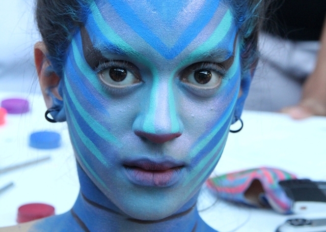 A bailarina Raina Bussiki testando a maquiagem para a personagem que vai encarnar na festa Avatar