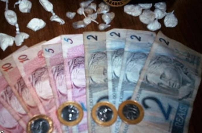 Polcia Militar apreendeu dinheiro e drogas na casa na aposentada, no bairro Tijucal