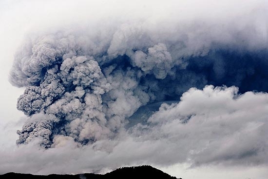 Nuvem de fumaa sai do vulco chileno de Puyehue e afeta voos no Cone Sul e na Austrlia