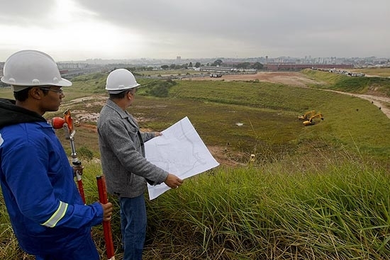 Funcionrios da construtora Odebreacht fazem medio do terreno durante o incio da terraplenagem do estdio