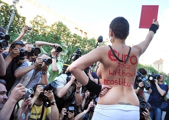 Ativista mostra um carto vermelho em protesto contra a prostituio na Ucrnia durante a Eurocopa de 2012