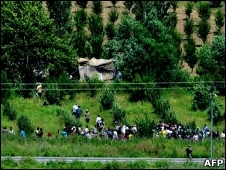 Centenas de srios fogem da violncia no norte do pas