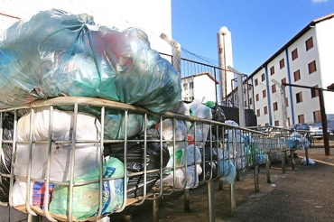 Sacos de lixo depositados em lixeira em frente ao conjunto habitacional Joo Rossi, na zona sul de Ribeiro Preto