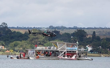 Equipes fazem buscas por desaparecidos aps naufrgio de barco com mais de cem pessoas no lago Parano