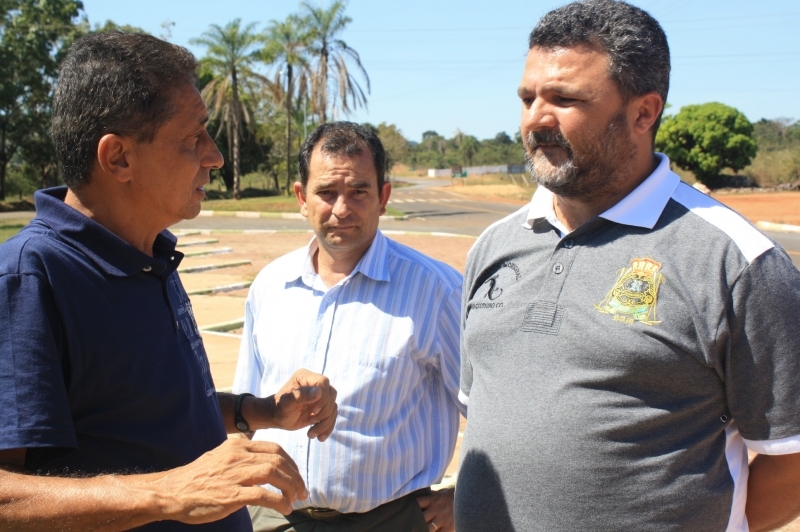 O prefeito de Nortelndia Neurilan Fraga esclarece dvidas do vice-prefeito de Nova Brasilndia Jos Lbo (centro) e o p
